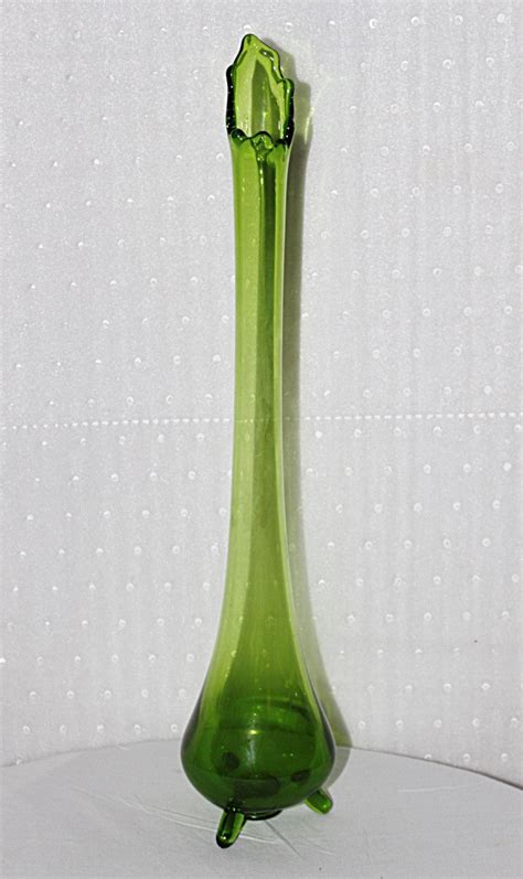 Vintage L E Smith Art Glass Vase Tall Swung Three Footed Green