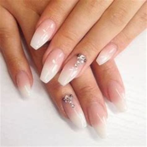 ways   simple  elegant nail polish    prom nails