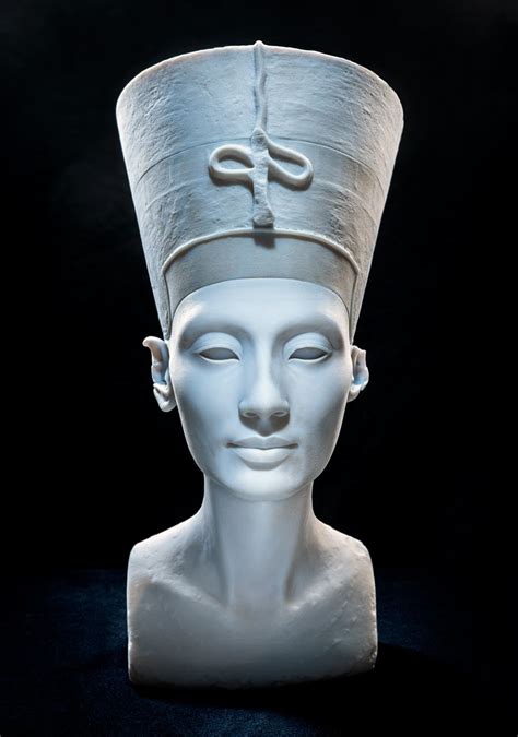 artists return nefertiti bust to egypt thanks to covert 3 d scanning