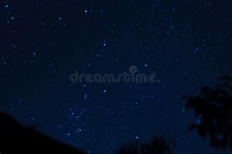de lange foto van de blootstellingsnacht heel wat sterren met constellaties verre van de stad