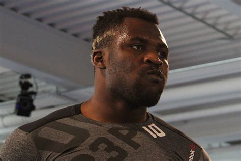 ngannou dispara contra bajo numero de peleas por el titulo de peso