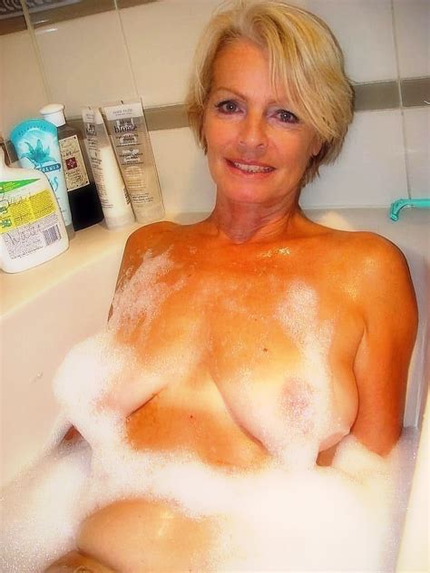 blonde granny spreads her wet hairy mature pussy in the bathtub pichunter