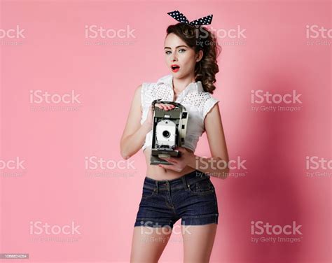 młoda kobieta w stylu pinup zrobić zdjęcie używać antyczne stare
