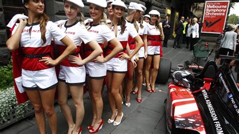 formel 1 grid girls präsentieren den renn kalender 2012 bilder