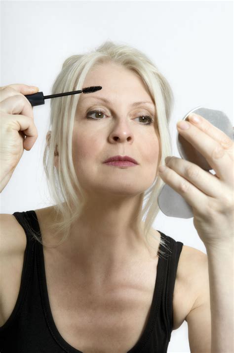 10 makeup tips for women over 40 to achieve a smooth fresh look