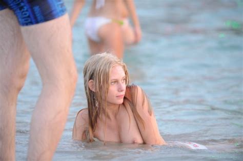 sexyloo news blog archive mignonne blonde topless à la plage sexyloo news