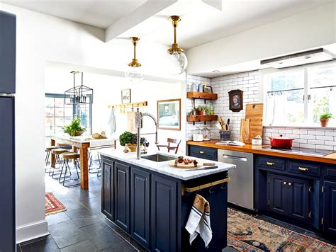 blue kitchens  show    incorporate  classic color