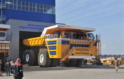 belaz  asi es el dumper mas grande  capaz del