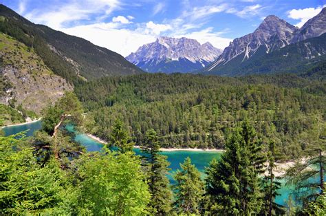 paysage autrichien typique montagne lacs fuegen tyrol autriche routardcom
