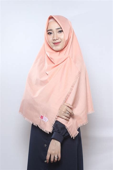 gaya terbaru  warna jilbab salem