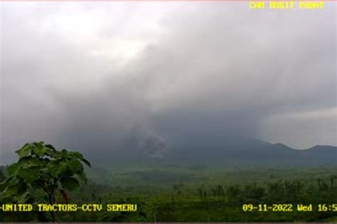 Gunung Semeru Luncurkan Awan Panas Guguran Sejauh 4 5 Kilometer