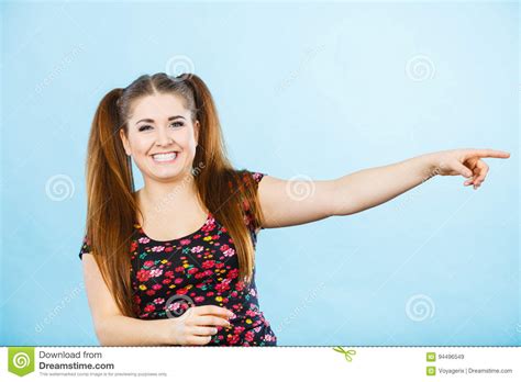 gelukkig tienermeisje met paardestaarten stock afbeelding
