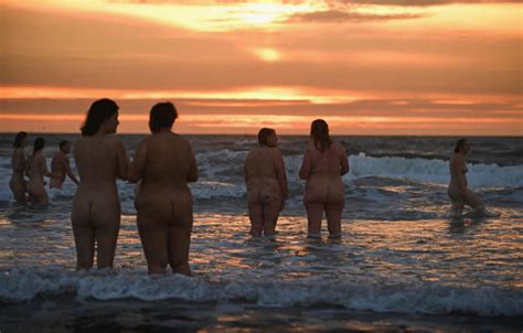 【画像】海水浴場に裸の男女400人が集結した結果・・・ ポッカキット