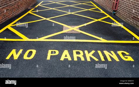parking warning sign  tarmac uk stock photo alamy