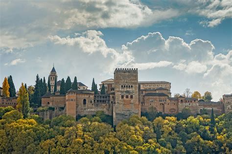galeria travel magazine los  castillos mas sorprendentes de toda europa la alhambra de