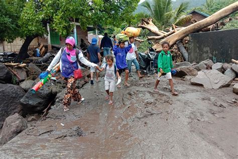 Hunt For Survivors After Deadly Indonesian Cyclone