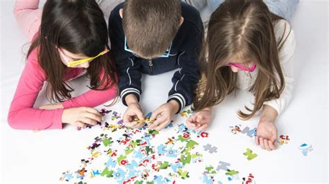 manfaat bermain puzzle untuk kecerdasan otak anak