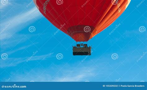 het roodgloeiende luchtballon vliegen redactionele fotografie image  vlucht achtergrond