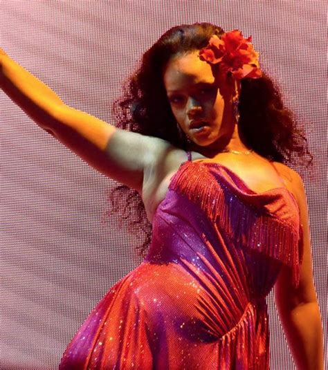 Grammys 2018 Rihanna Hints She Is Pregnant In Figure Hugging Dress