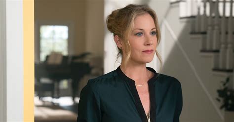 dead to me star christina applegate used her real life breast cancer