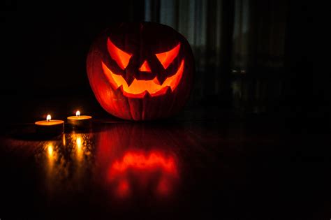5 scary halloween podcasts to get you in the mood for halloween