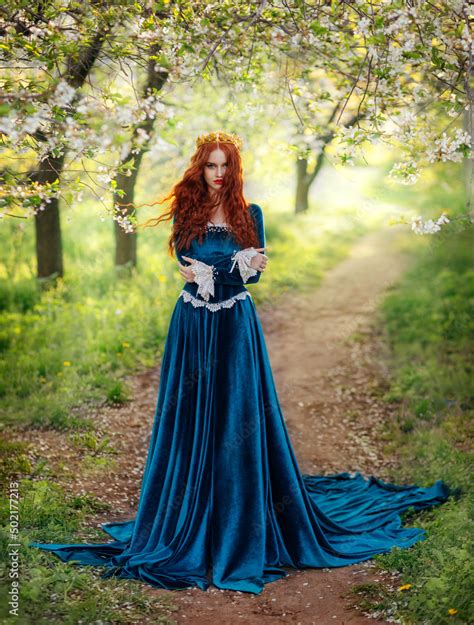 Foto Stock Redhead Fantasy Woman Queen Blue Long Velvet Medieval Dress