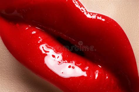 cosmetici and orli macro di trucco dei lipgloss di modo nel bacio dolce immagine stock immagine