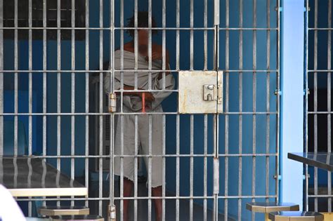 avc gedetineerde doet boekje open  curacaose gevangenis knipselkrant curacao