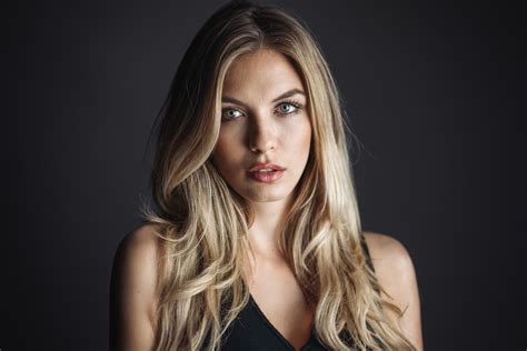women model blonde face portrait simple background martin kühn
