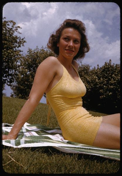 30 Stunning Vintage Portrait Photos Of Women In Bathing