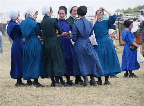 2011 07 16 Amish Girls Visiting Amish Amish Culture Fashion