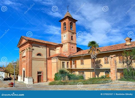 kerk  kleine italiaanse stad stock afbeelding image  bestemming piemonte