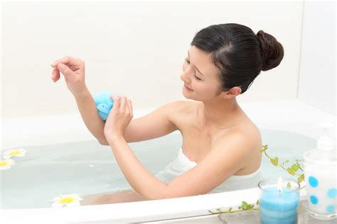 why do japanese people love taking a bath at night before