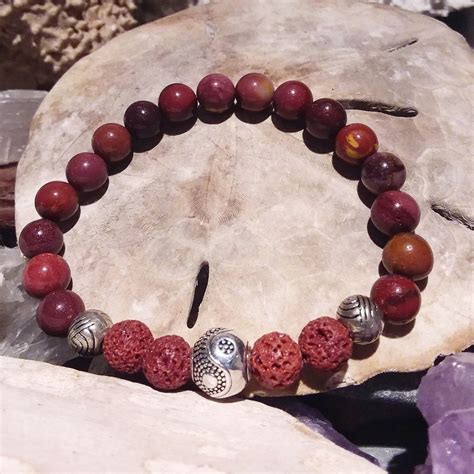 bracelet unisexe fait de pierre mookaite et de lava agrémenté d une bille yingyang bracelets