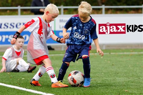 schrijf je  voor de ajax kids tours