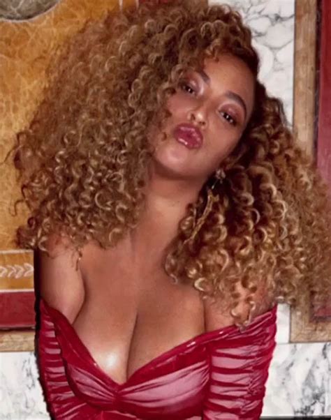 beyoncé instagram singer shows boobs after twins daily star