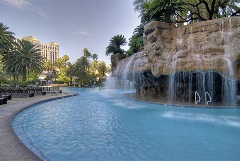 vegas tropical oasis  mirage hotel  jetsetters guide