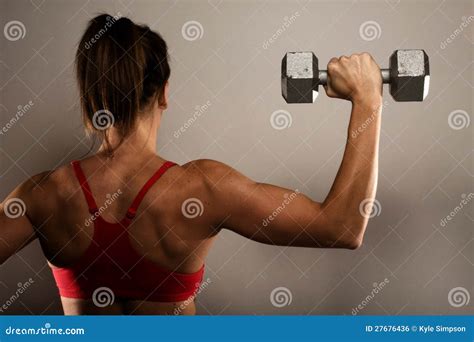 Donna In Buona Salute Di Forma Fisica Che Mostra I Suoi Muscoli Dorsali