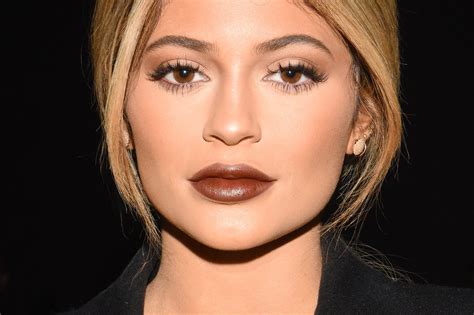 kylie jenner  ditch lip injections    years resolution celebrity insider