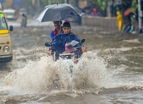 भयंकर बारिश ने थामी मुंबई और दिल्ली की रफ्तार