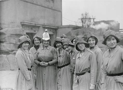 16 Incredible Photos Show Daily Life Of British Women War Workers