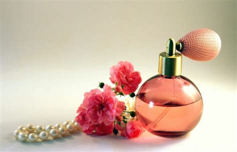 women  wear perfume modo magazine