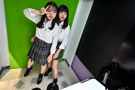 le photomaton des jeunes japonaises survit à l égoportrait la presse