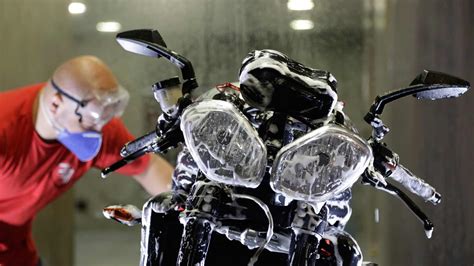 la nueva tendencia del spa  motos gente de moto