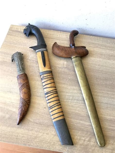 antieke wapens dolk  leren schede indonesische kris en een