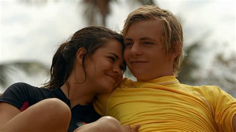 [watch] ‘teen Beach 2’ Will Brady And Mckenzie Kiss Ross