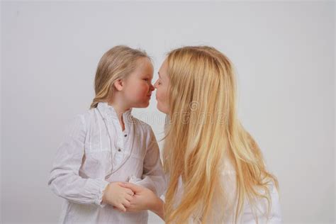 Mamma Och Dotter I Vita Skjortor Med Långt Blont Hår Som Poserar På En