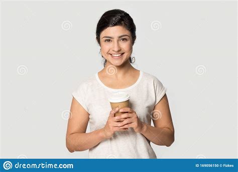 Fijne Lachende Indiase Dame Met Hete Koffiekopje Stock Foto