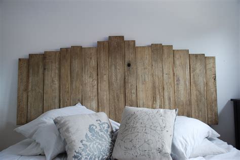 tete de lit faite avec du bois de palettes meubles par atelierquatrecoeurs