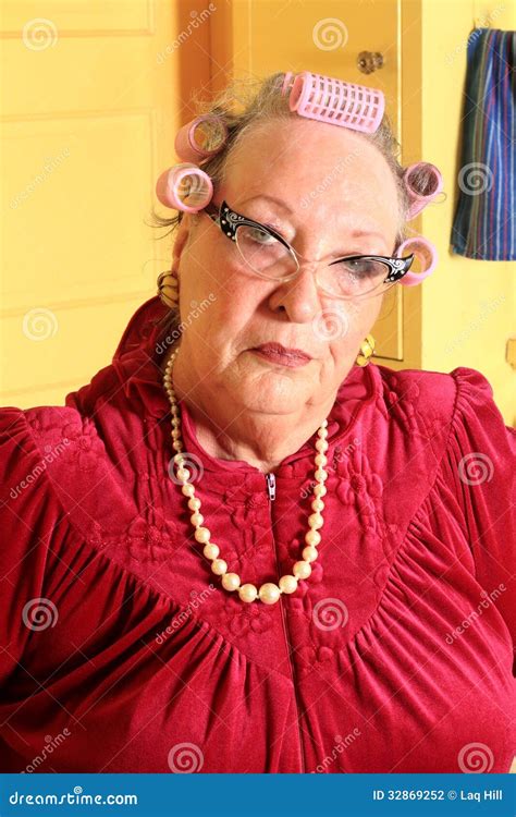 mürrische ältere oma mit lockenwicklern stockfoto bild von lustig